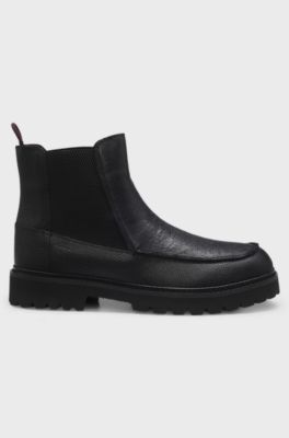 Chelsea boots in grained leather with gold-foil logo, Black
