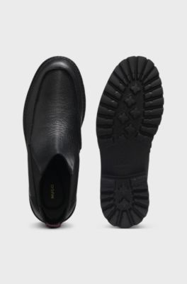 Chelsea boots in grained leather with gold-foil logo, Black
