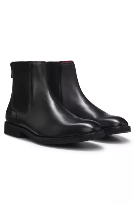 Versatile Chelsea boots in smooth leather