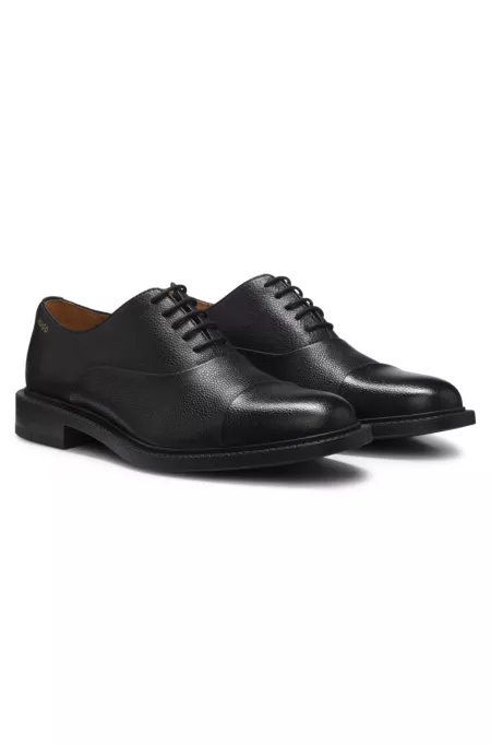 Oxford shoes in grained leather with cap toe