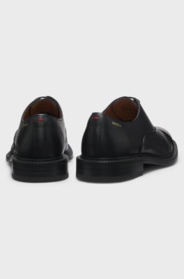 Oxford shoes in grained leather with cap toe, Black
