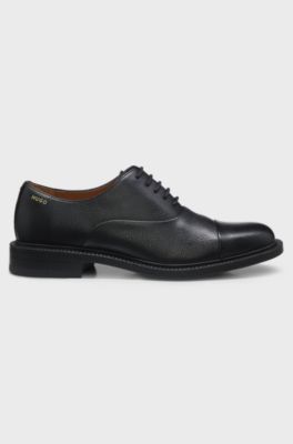 Oxford shoes in grained leather with cap toe, Black