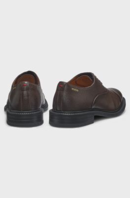 Oxford shoes in grained leather with cap toe, Brown