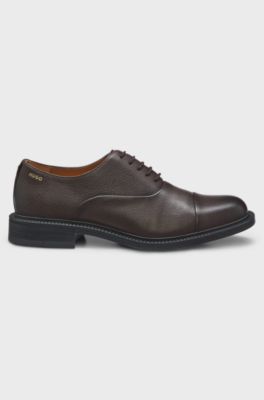 Oxford shoes in grained leather with cap toe, Brown