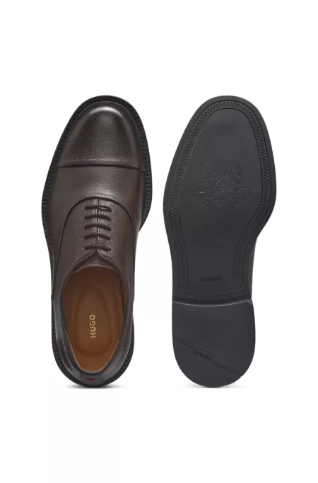 Oxford shoes in grained leather with cap toe