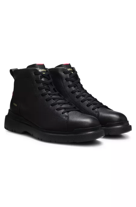 Boots aus genarbtem Leder mit Logo-Prägung
