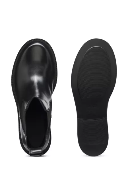 Leather Chelsea boots with gold-tone Double B monogram