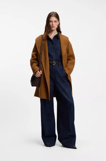 Sac d'épaule en forme de croissant avec finitions en fourrure synthétique