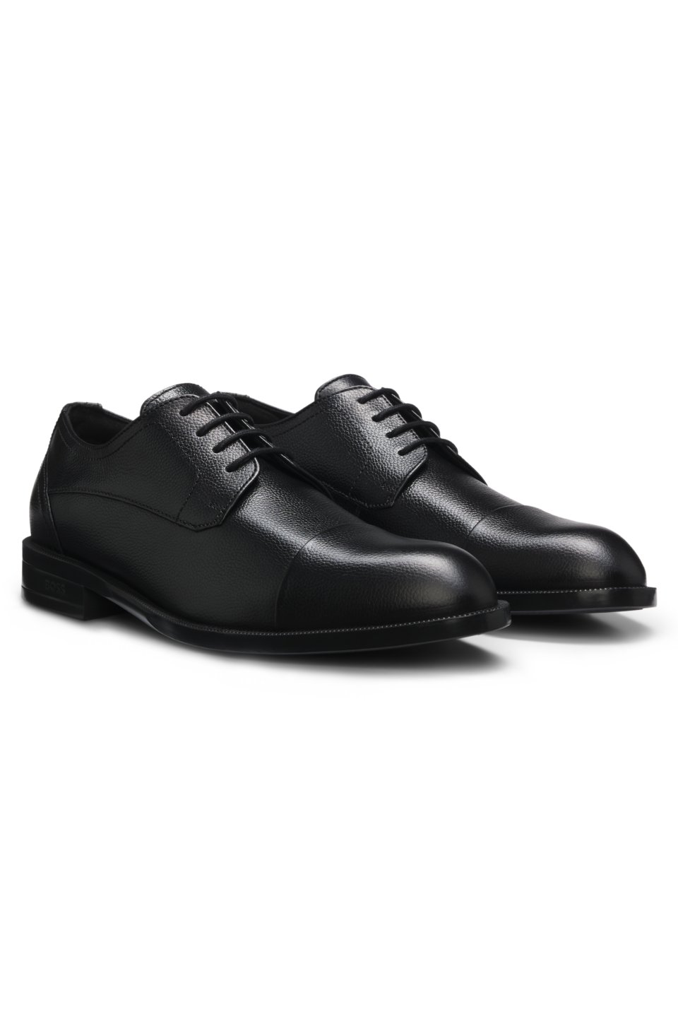 Derby shoes in grained leather with cap toe