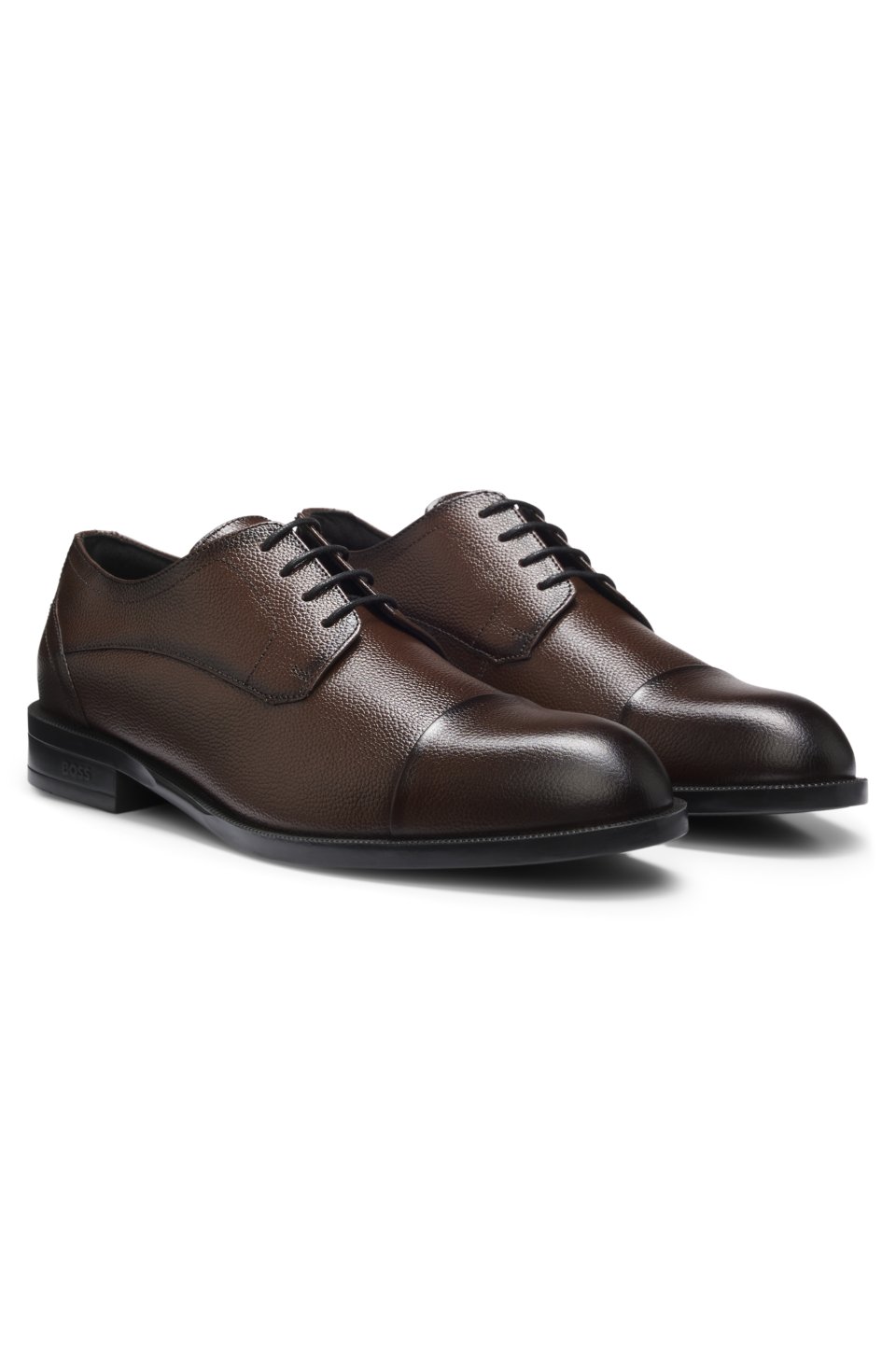 Derby shoes in grained leather with cap toe