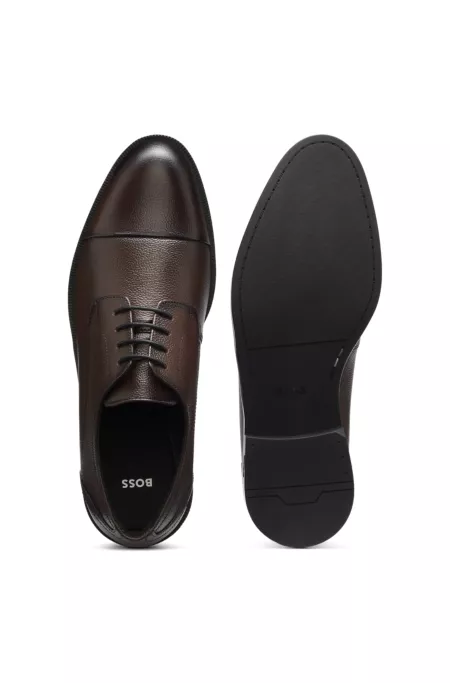 Derby shoes in grained leather with cap toe