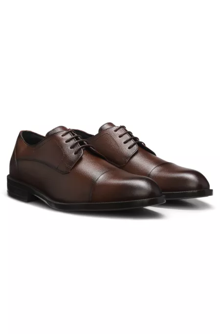 Derby shoes in grained leather with cap toe