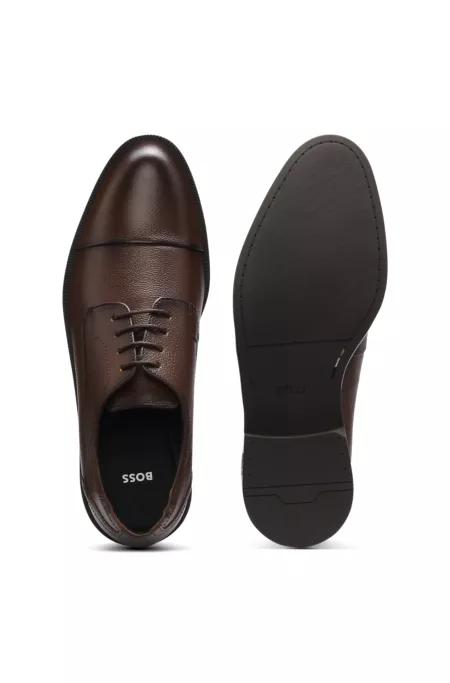 Derby shoes in grained leather with cap toe
