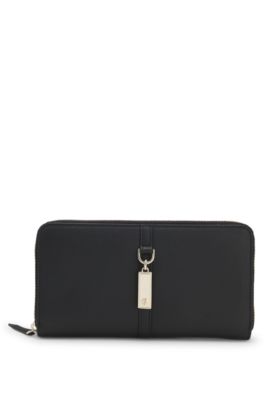 Ziparound wallet in grained leather with Double B charm, Black