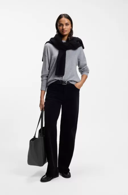Tote bag in grained leather with detachable pouch