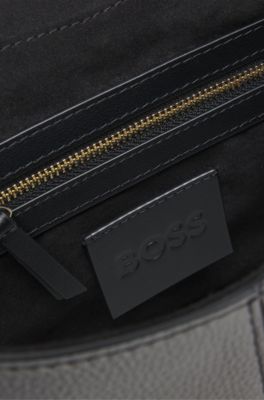 Schoudertas van generfd leer met logoplaat, Zwart
