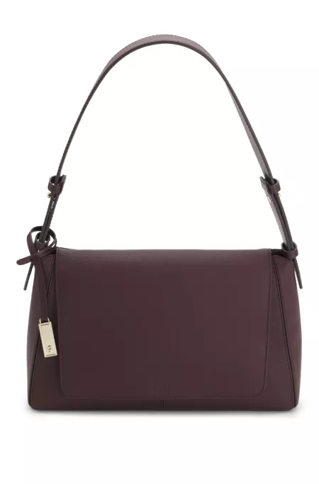 Shoulder bag in grained leather with logo plate
