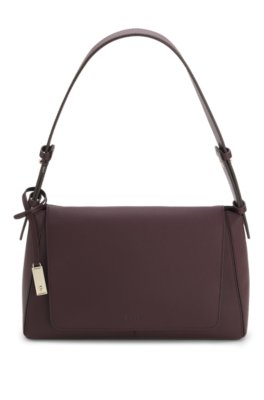 Shoulder bag in grained leather with logo plate
