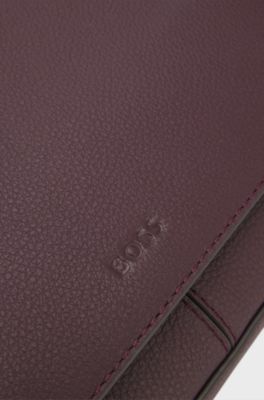 Shoulder bag in grained leather with logo plate, Bordeaux
