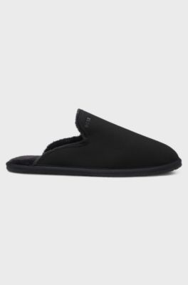 Instappantoffels met voering van shearling en logodetail, Zwart