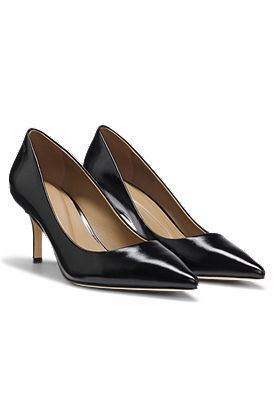 Heeled pumps in leather with debossed logo