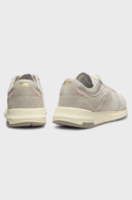 Baskets en cuir su&eacute;d&eacute; textur&eacute; avec logos, Beige clair