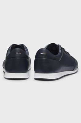 Sneakers i strukturerat l&auml;der med fiskbensm&ouml;nstrad sula, M&ouml;rkbl&aring;