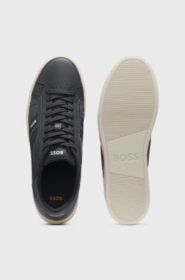 Sneakers i l&auml;derimitation med detaljer i denimkarakt&auml;r, M&ouml;rkbl&aring;