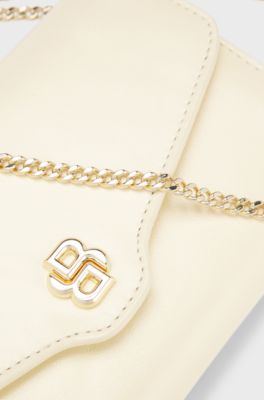 Pochette en cuir avec monogramme Double B en m&eacute;tal, Beige clair