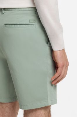 Modern-Fit Shorts aus &uuml;berf&auml;rbtem elastischem Baumwoll-Twill, Hellgr&uuml;n