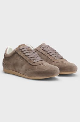 Su&egrave;de sneakers met logodetails, Donkerbruin