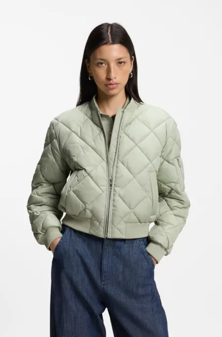 Water-repellent jacket with diamond quilting