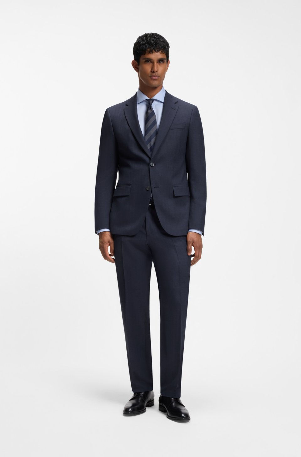 Two-piece suit in crease-resistant micro-pattern fabric