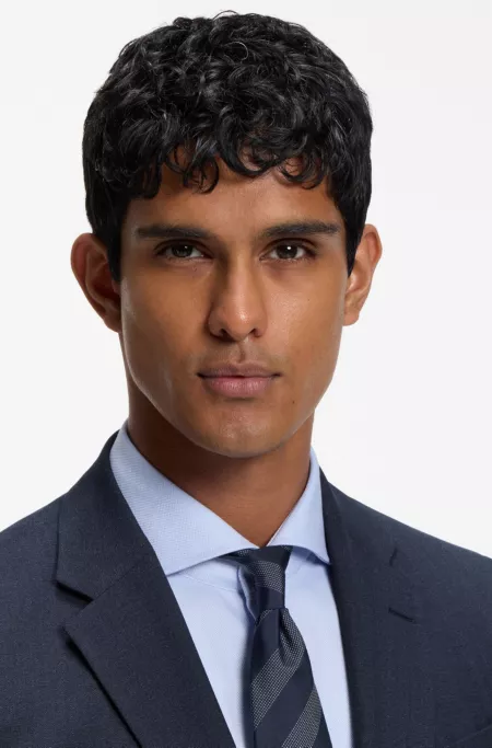 Two-piece suit in crease-resistant micro-pattern fabric