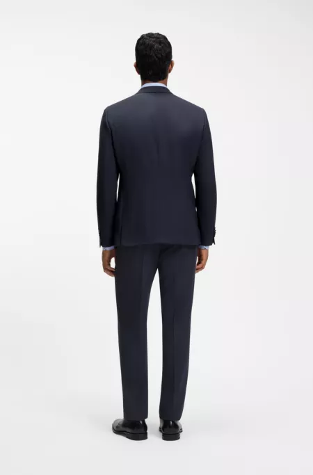 Two-piece suit in crease-resistant micro-pattern fabric