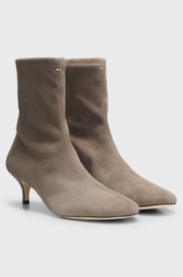 Pointed-toe boots, Brown