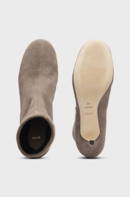 Pointed-toe boots, Brown