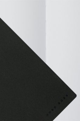 Coffret cadeau compos&eacute; d&rsquo;un carnet&nbsp;A4 et d&rsquo;un stylo roller en tissu gris fonc&eacute;, Gris sombre