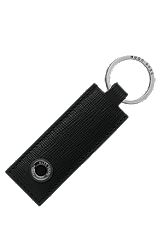 Schlüsselanhänger aus strukturiertem Leder mit metallenem Logo-Detail, Schwarz