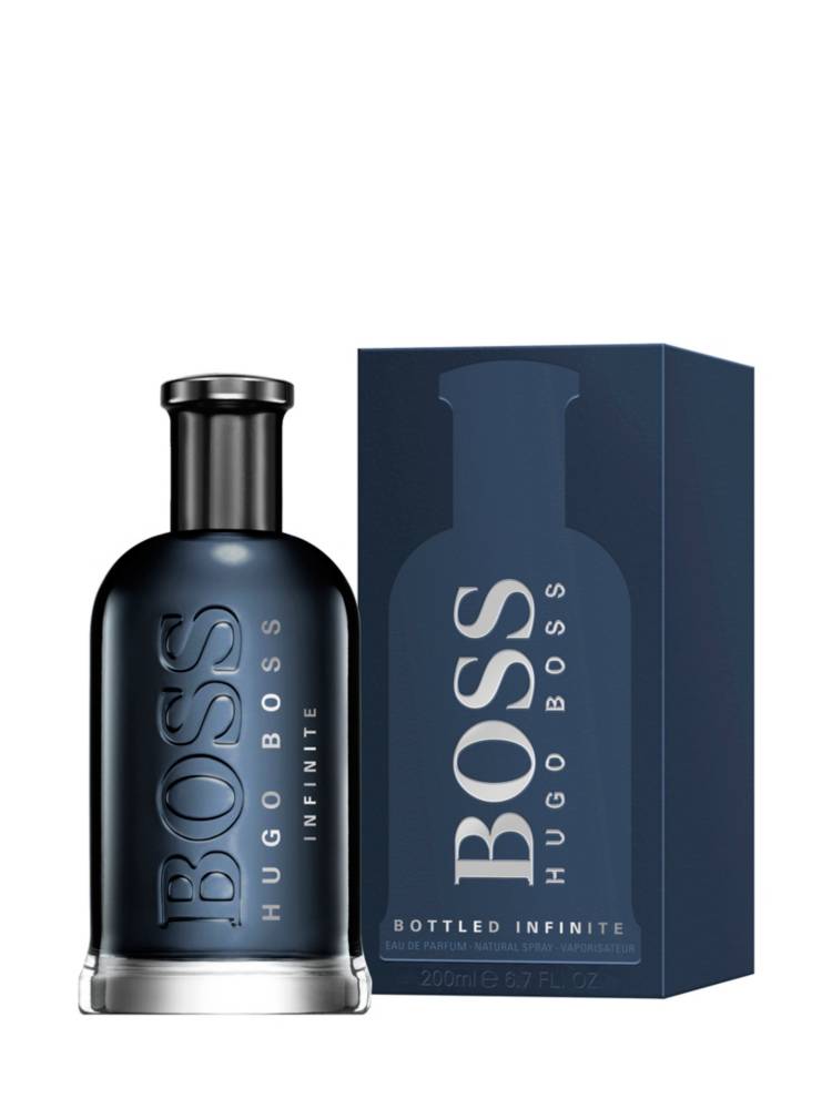Artikel klicken und genauer betrachten! - Ideal für den Mann von heute: BOSS Bottled Infinite Eau de Parfum im 200-ml-Flakon. Frische Zitrusnoten werden mit der Würze von aromatischen Hölzern kombiniert, die dem belebenden und sinnlichen Herren-Duft mehr Tiefgang verleihen.Der großzügige Flakon ist die perfekte Ergänzung für deine zeitgemäße Parfüm-Kollektion. | im Online Shop kaufen
