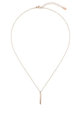 Collier &agrave; pendentif torsad&eacute; avec finition dor&eacute;e et cristaux, Couleur dor&eacute;e