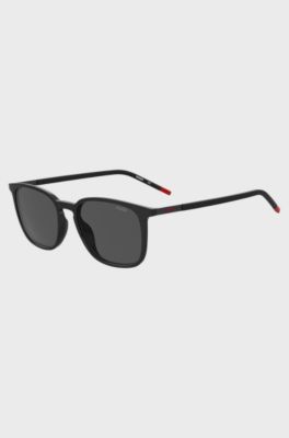 Black sunglasses with signature-red details, Black