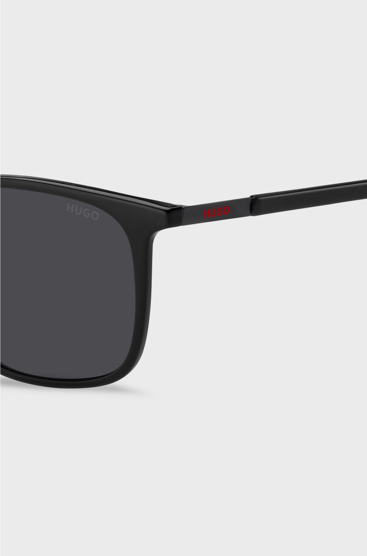 Black sunglasses with signature-red details, Black