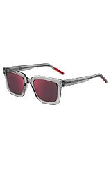 Sonnenbrille aus transparentem Acetat mit roten Gläsern, Hellgrau