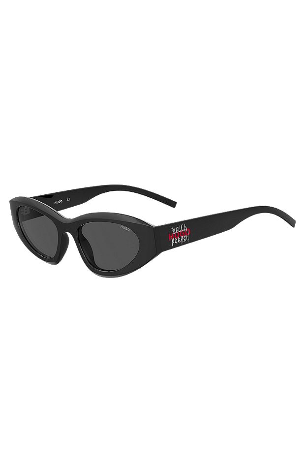 HUGO x Bella Poarch zwarte zonnebril met speciaal logodetail, Zwart