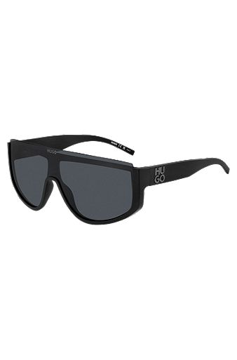 Mask-style sunglasses in black with stacked logo, Black