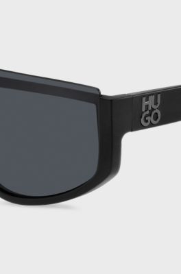 Mask-style sunglasses in black with stacked logo, Black