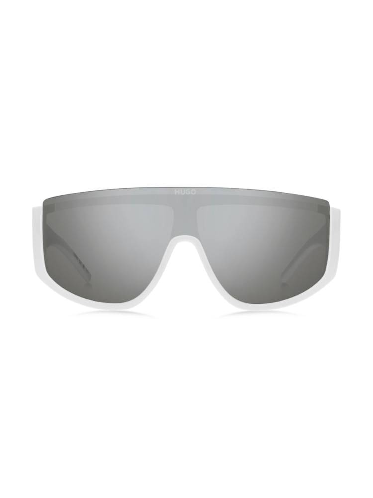 Artikel klicken und genauer betrachten! - Charakteristische HUGO Sonnenbrille im Masken-Stil. Ein HUGO Stack-Logo auf den Bügeln verleiht dem weißen Accessoire die typische HUGO DNA. | im Online Shop kaufen