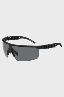 Schwarze Sonnenbrille im Masken-Stil mit 3D-Logo auf den B&uuml;geln, Schwarz