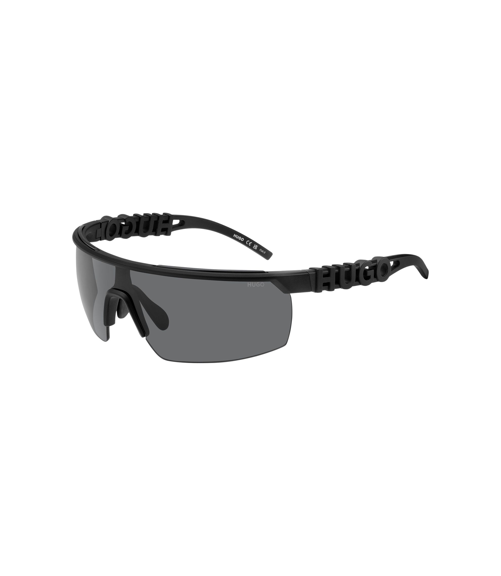 Schwarze Sonnenbrille im Masken-Stil mit 3D-Logo auf den Bügeln